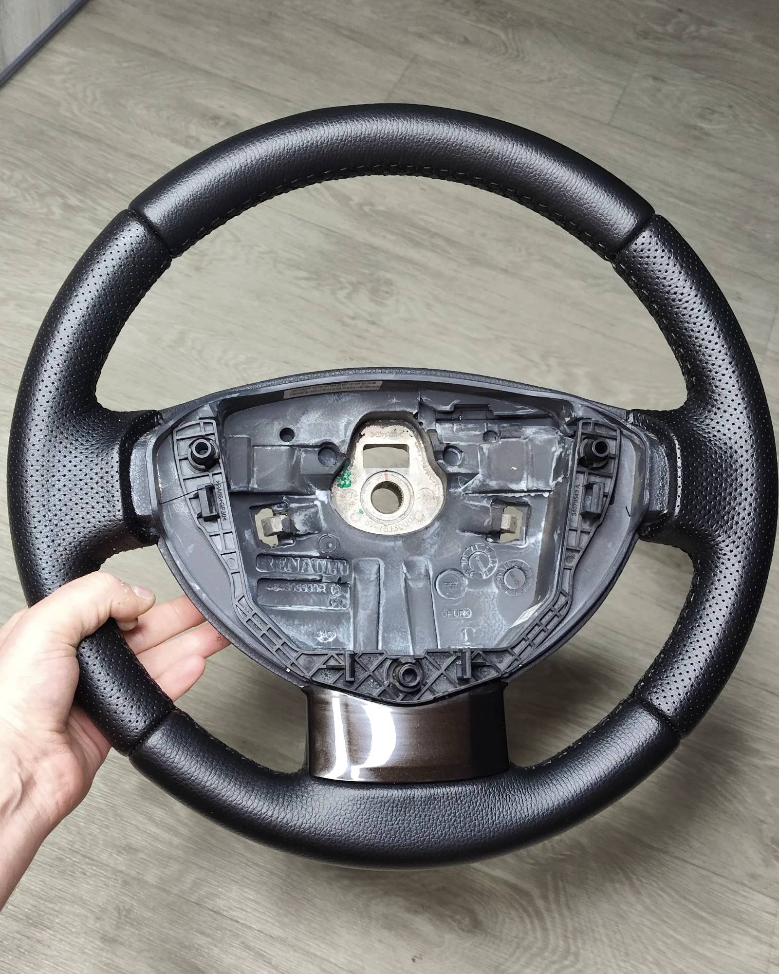 Перетяжка керма в замінник + перф. Renault Duster