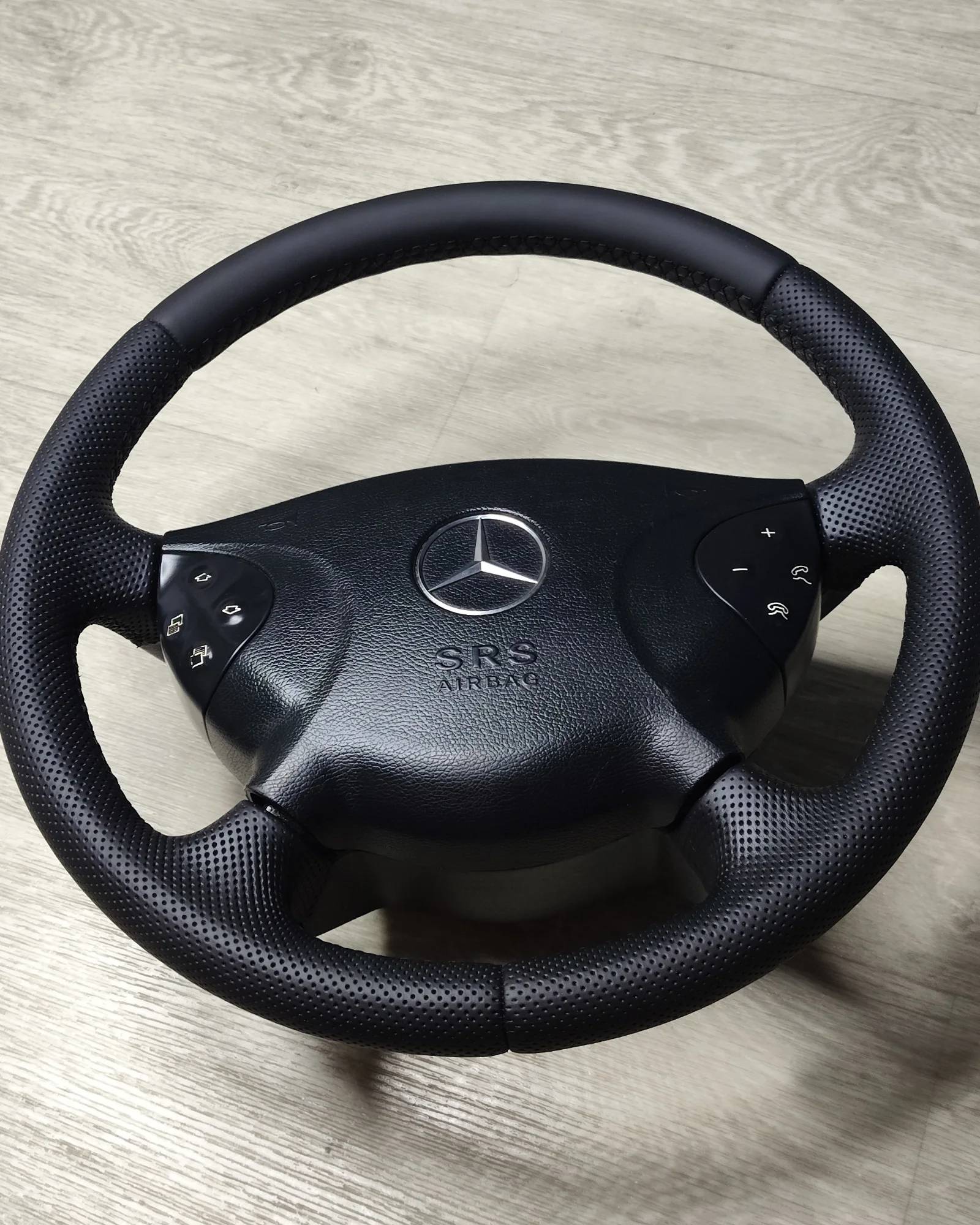 Перетяжка керма в шкіру+ перф. Mercedes