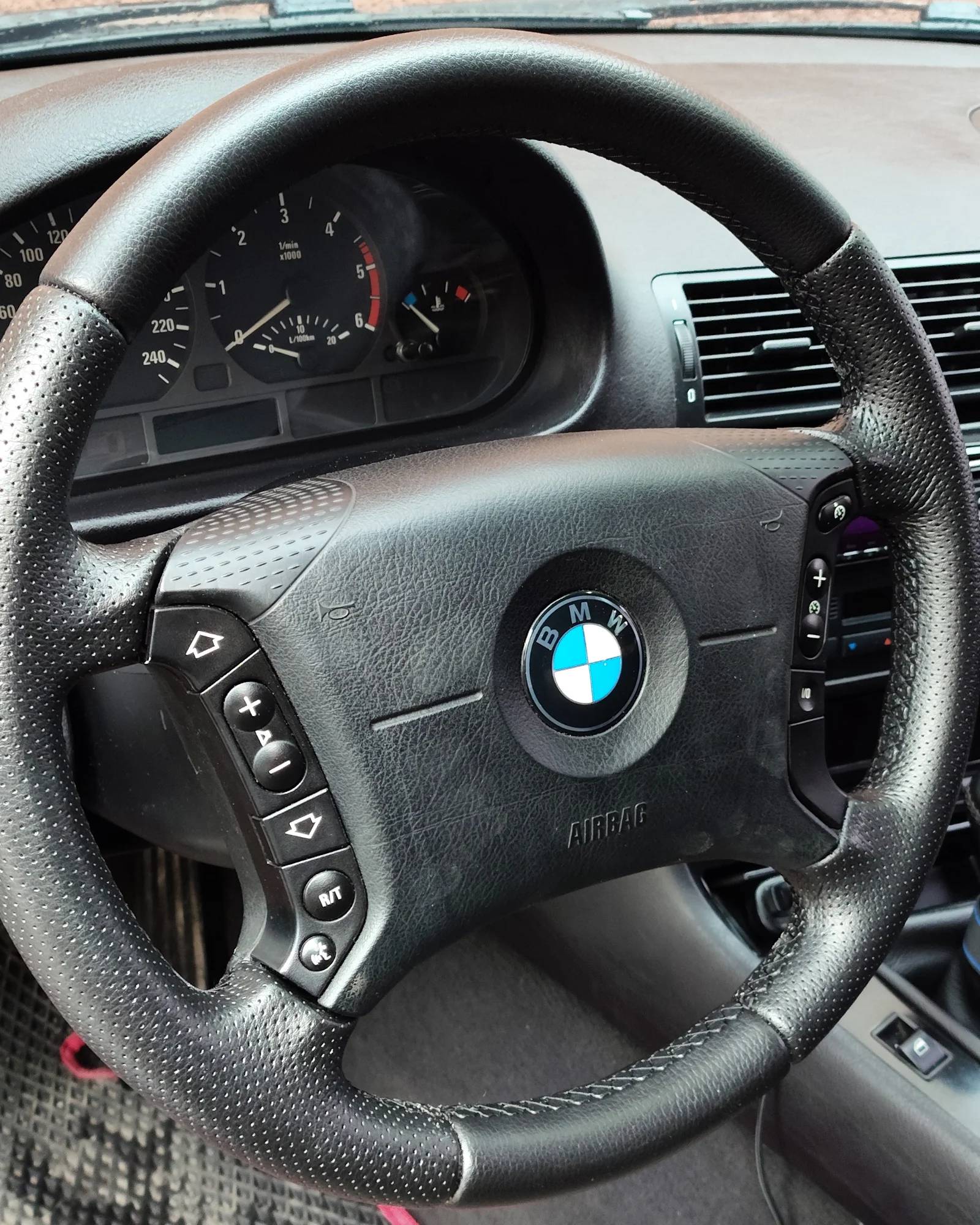 перетяжка керма BMW в замінник + перфорація